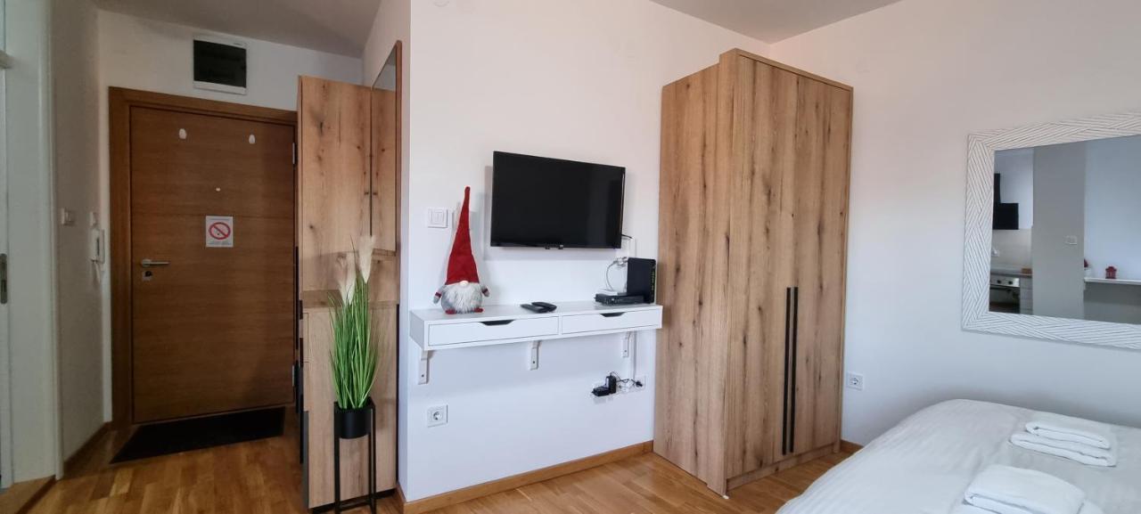 Grove II Apartment = Strict City Centre Novi Sad Exteriér fotografie